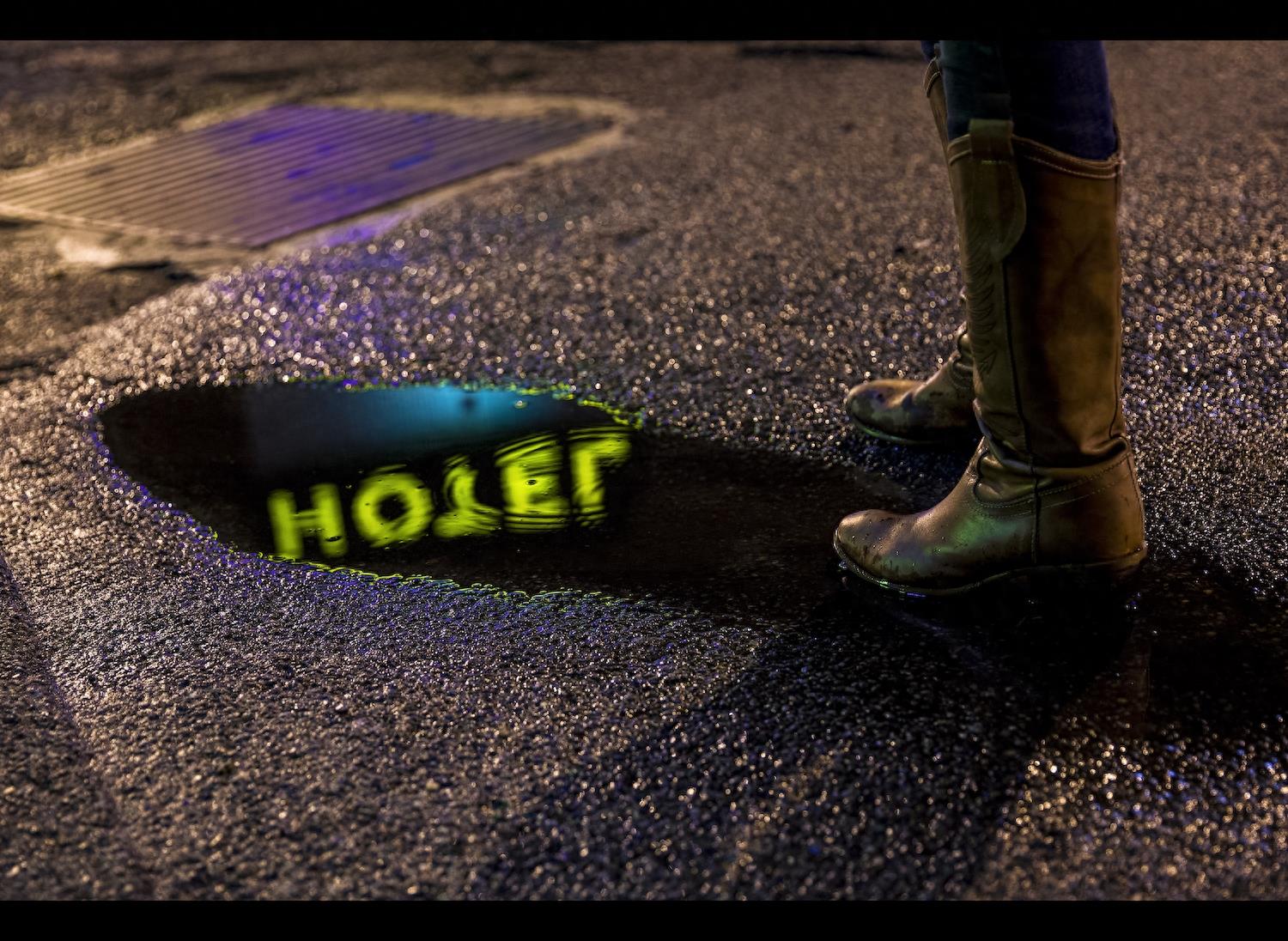 实拍凶杀案现场，血腥的杀手挪动着尸体试图掩盖痕迹