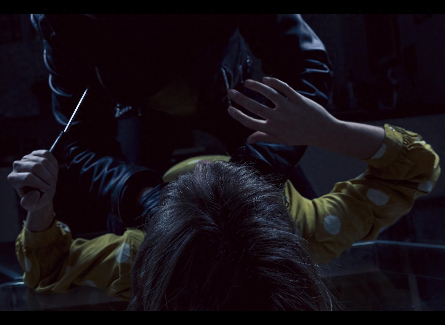 实拍凶杀案现场，血腥的杀手挪动着尸体试图掩盖痕迹