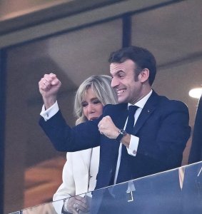 ​15年前，54岁布丽吉特二婚嫁小24岁马克龙，牵着自己孙女好惊艳