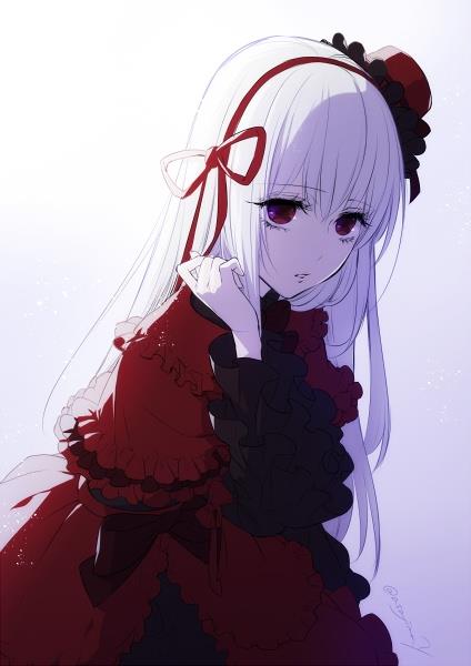 红衣白发的哥特萝莉栉名安娜，长相如人偶公主甜美可爱