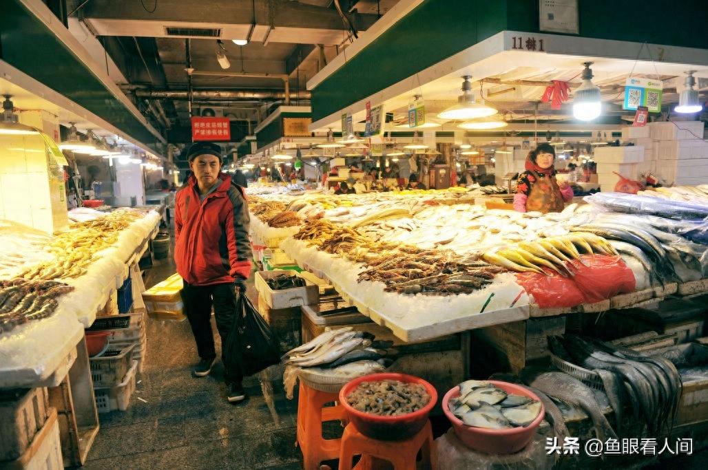 海鲜市场适合普通市民的海鲜 鲜梭鱼15元一斤 买年货的好去处