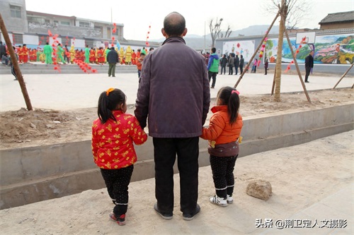 10张农村老父亲图片，看是辛苦还是心酸