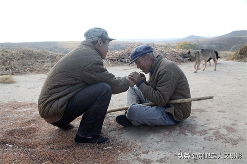 10张农村老父亲图片，看是辛苦还是心酸