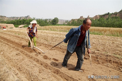 10张农村老父亲图片，看是辛苦还是心酸