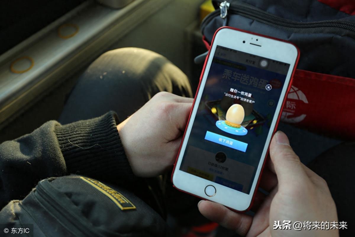 天津街头公交现“养鸡专车”，为提倡绿色出行免费送“1蛋”