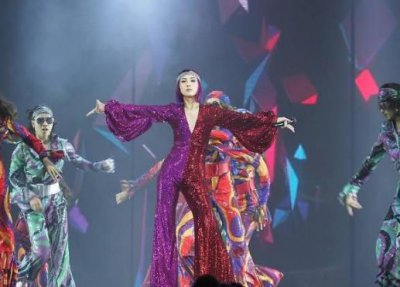 ​杨千嬅意外摔倒起来后继续跳舞，台下歌迷大为心疼