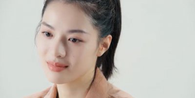 ​27岁谋女郎钟楚曦回应整容风波，竟是化妆的锅？谈粉丝当场落泪