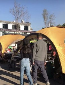 ​网友大理偶遇李亚鹏父女，李亚鹏牵着女儿的手，李嫣打扮神似王菲