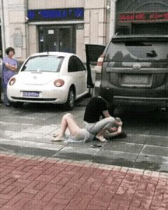 ​闹市扒光小三衣服，谁是真正的受害者？