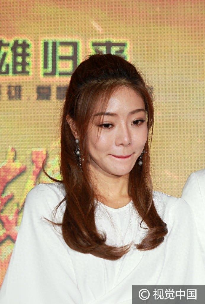 撞脸李小璐？邓家佳下巴变尖笑容僵硬 回应删博：给自己一些空间