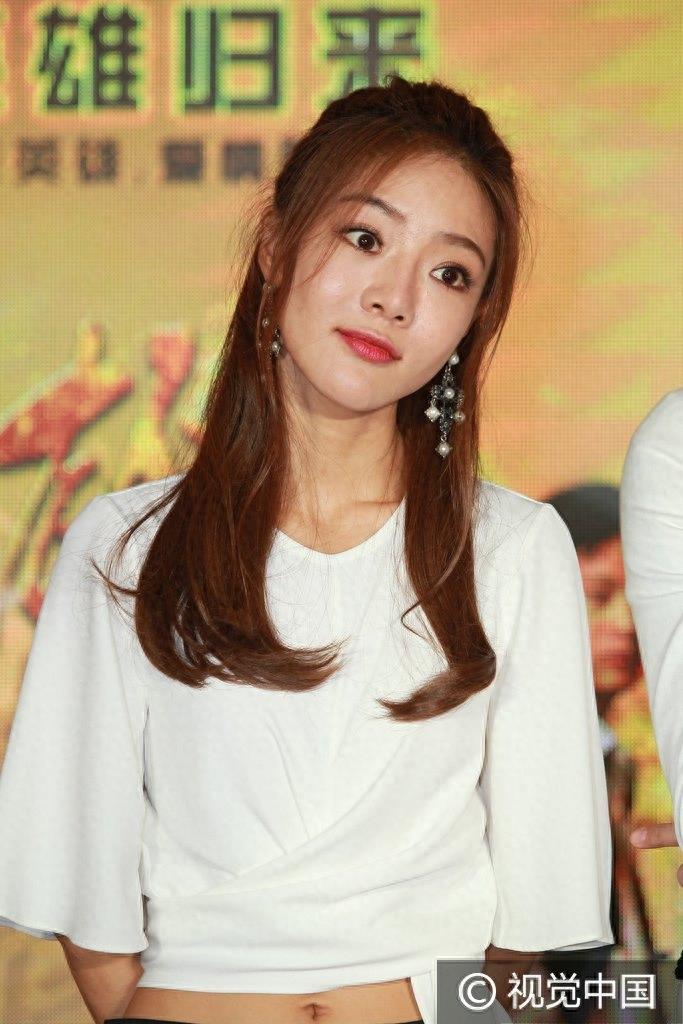 撞脸李小璐？邓家佳下巴变尖笑容僵硬 回应删博：给自己一些空间