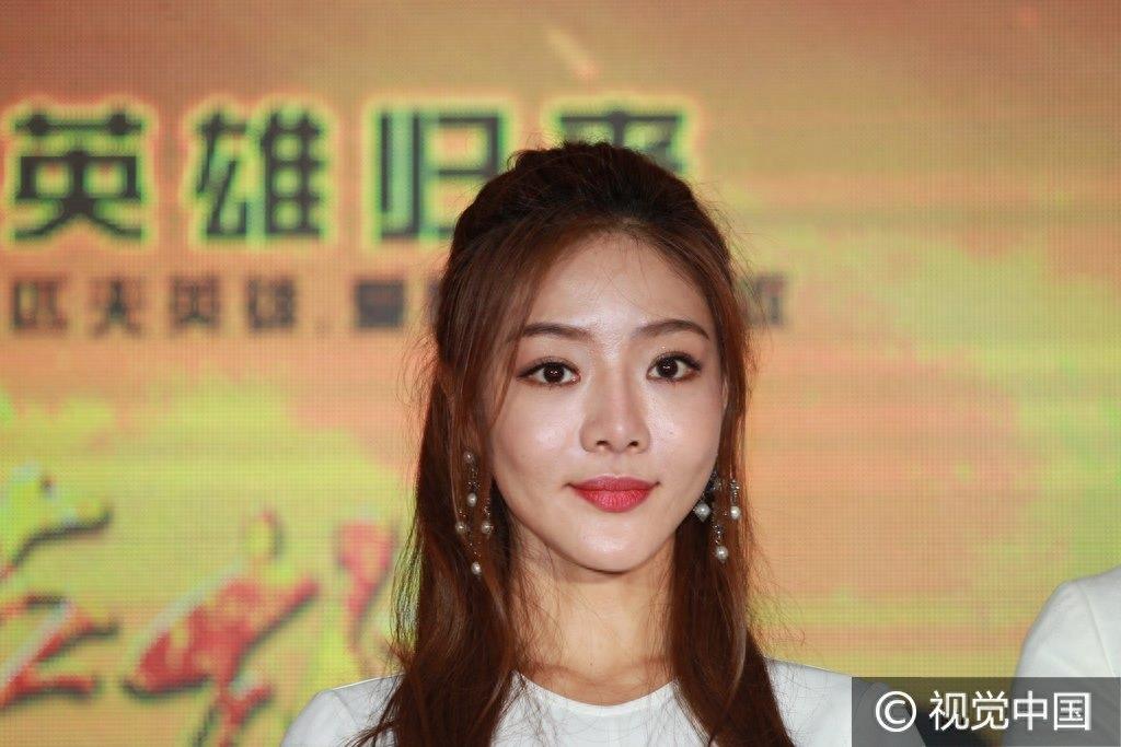 撞脸李小璐？邓家佳下巴变尖笑容僵硬 回应删博：给自己一些空间