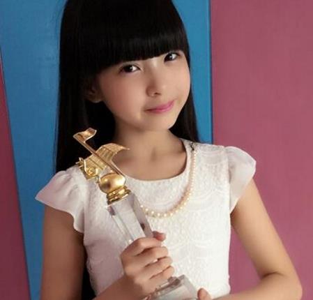 被称为最美小萝莉的王巧写真，漂亮乖巧，清纯甜美，可谓人见人爱