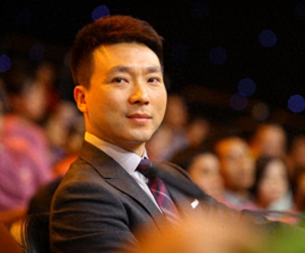 央视著名主持人康辉近照 妻子刘雅洁低调贤惠