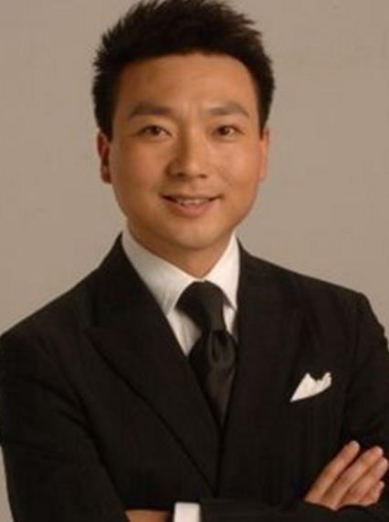 央视著名主持人康辉近照 妻子刘雅洁低调贤惠