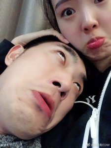 ​吴冠希七夕晒照表白张常宁：love 4ever