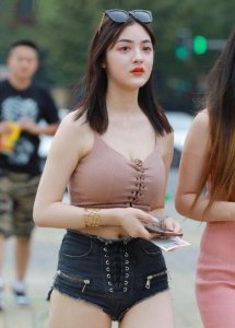 ​美女街拍：丰乳肥臀是夏日一道风景线，让人美不胜收
