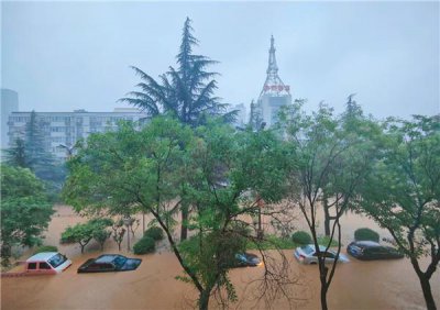 ​汝阳遭暴雨袭击：县城多处被淹，汽车如漂浮水中