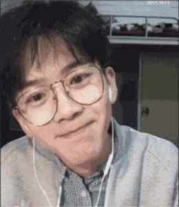 ​费启鸣被拍无滤镜路透照, 驼背像老头, 还真是比不上胡一天的神颜