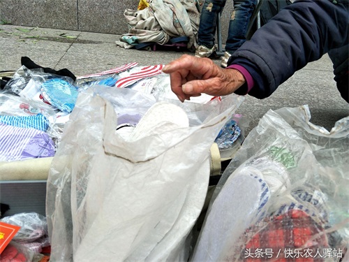 乡下老人进城后，第四张图让人心酸