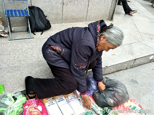 乡下老人进城后，第四张图让人心酸