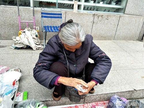 乡下老人进城后，第四张图让人心酸