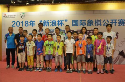 ​众人持柴火焰高 智力争霸赛背后有他们默默付出