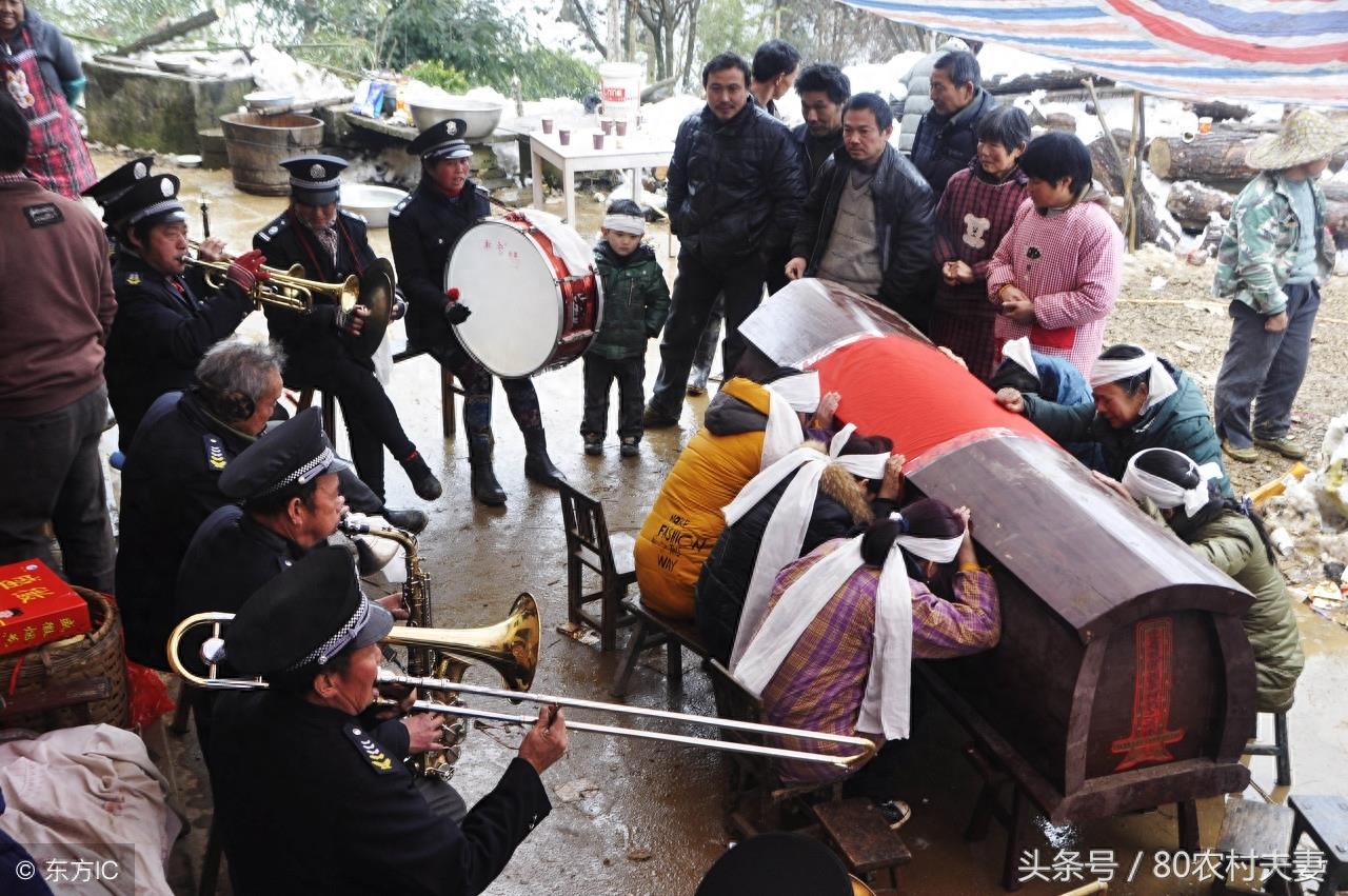 农村丧礼离不开唢呐,这是最传统的旧习俗,往往城里人不理解