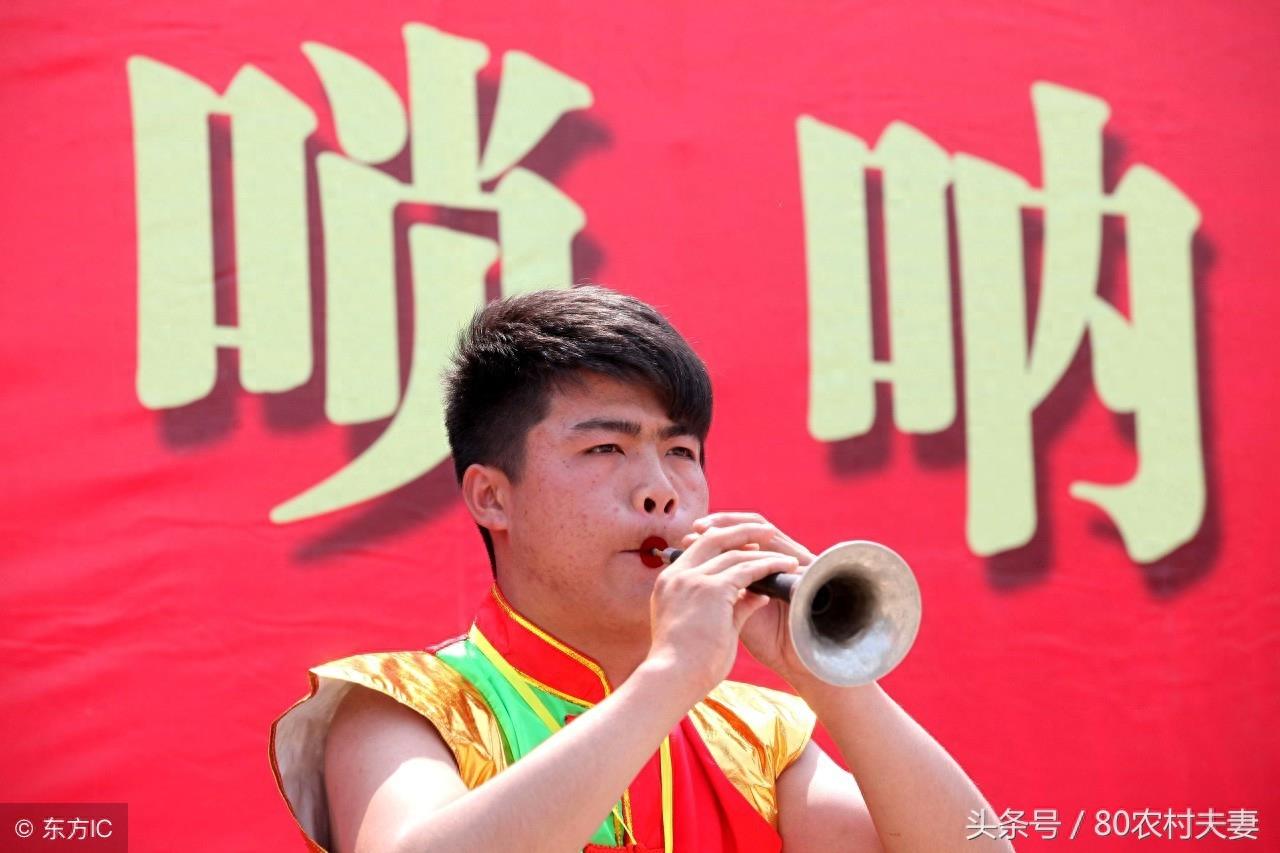 农村丧礼离不开唢呐,这是最传统的旧习俗,往往城里人不理解
