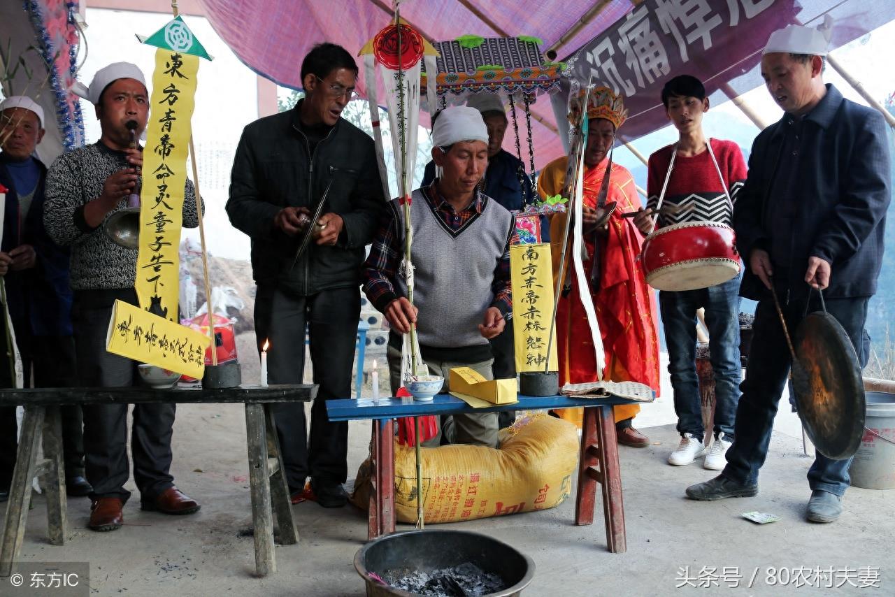 农村丧礼离不开唢呐,这是最传统的旧习俗,往往城里人不理解