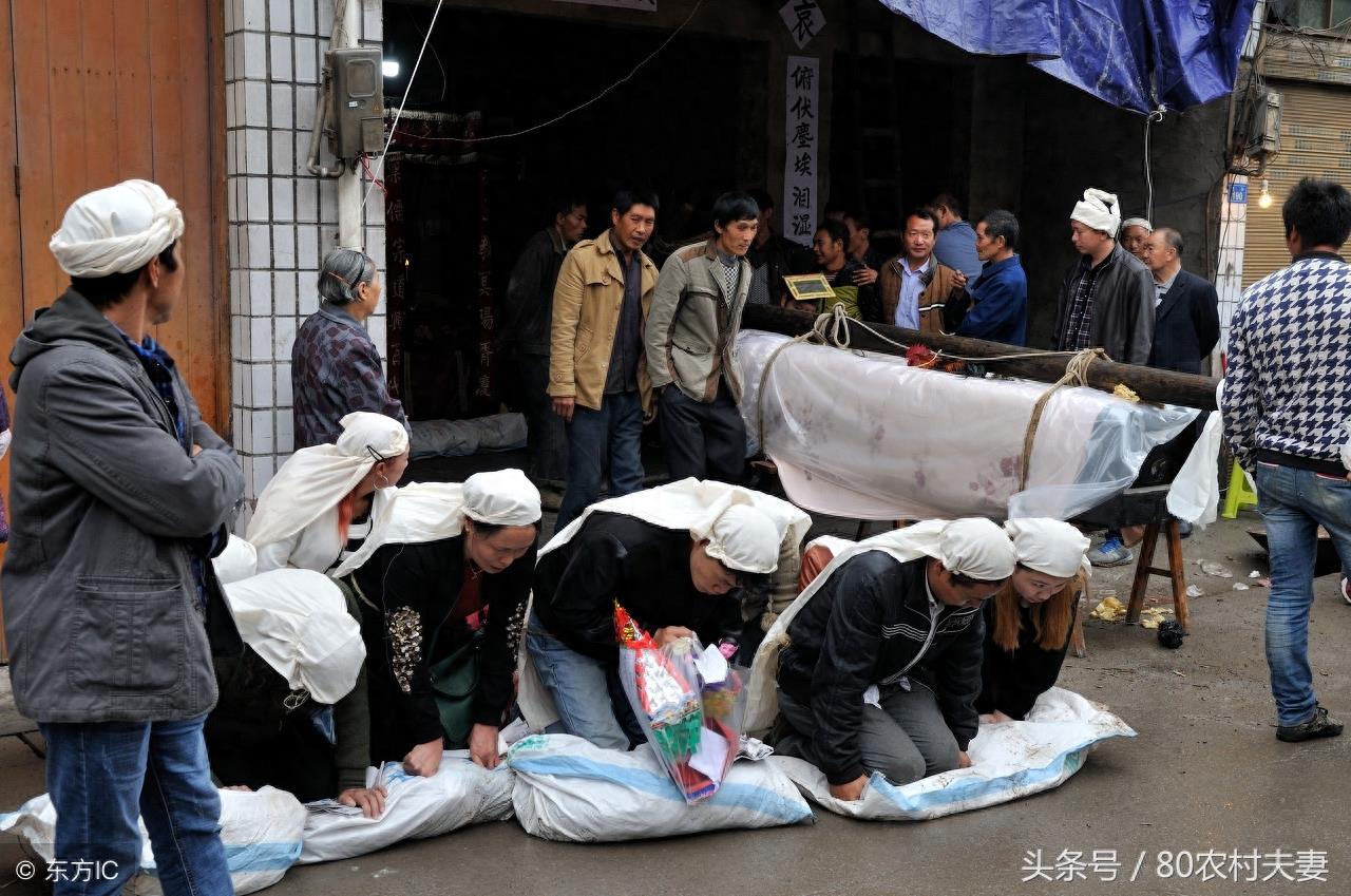 农村丧礼离不开唢呐,这是最传统的旧习俗,往往城里人不理解