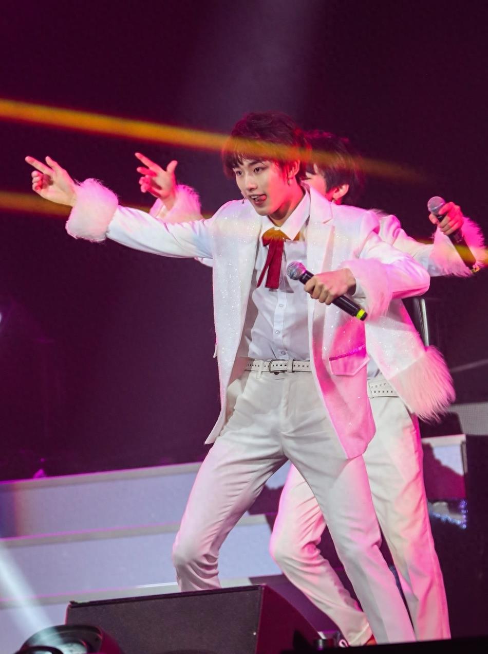 台风少年团在北京举行演唱会,拥有抗争逆境勇气的中国少年