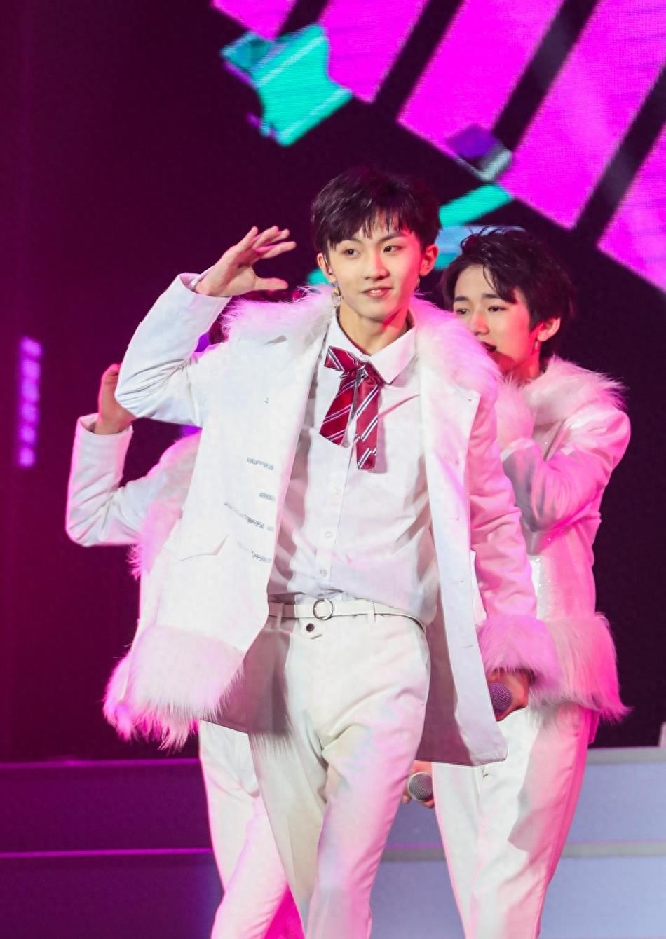 台风少年团在北京举行演唱会,拥有抗争逆境勇气的中国少年