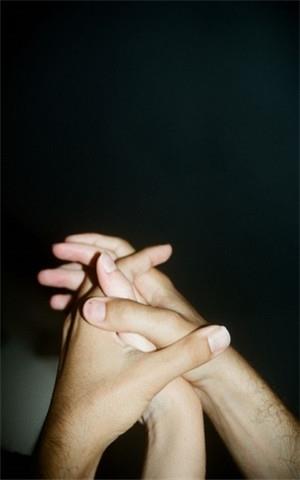 唯美幸福的情侣牵手图片