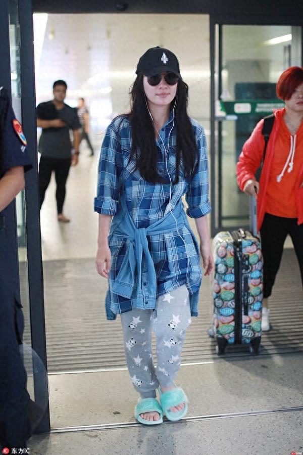 叶璇穿睡裤拖鞋素颜现身机场，身为华裔小姐冠军她真是有颜任性