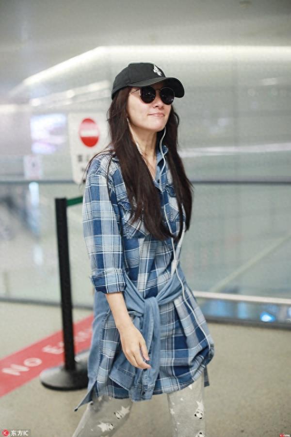 叶璇穿睡裤拖鞋素颜现身机场，身为华裔小姐冠军她真是有颜任性