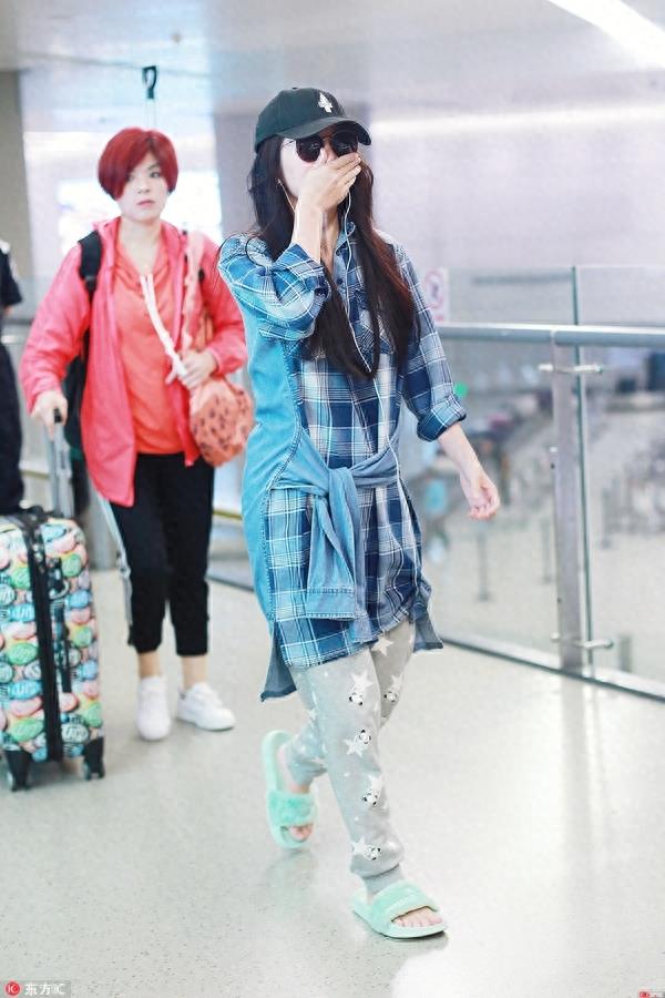 叶璇穿睡裤拖鞋素颜现身机场，身为华裔小姐冠军她真是有颜任性