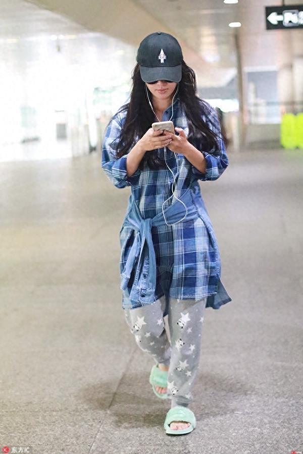 叶璇穿睡裤拖鞋素颜现身机场，身为华裔小姐冠军她真是有颜任性
