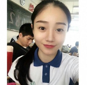 ​深圳00后校服女生爆红 网友大赞清纯 好想回到那个年纪