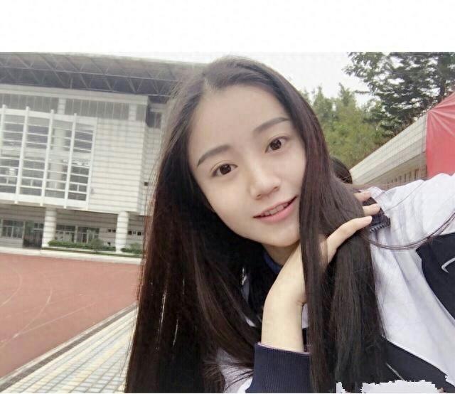 深圳00后校服女生爆红 网友大赞清纯 好想回到那个年纪