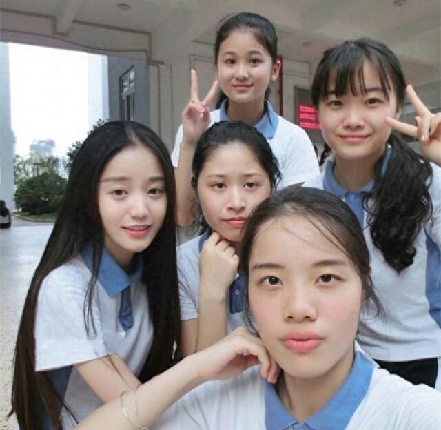 深圳00后校服女生爆红 网友大赞清纯 好想回到那个年纪