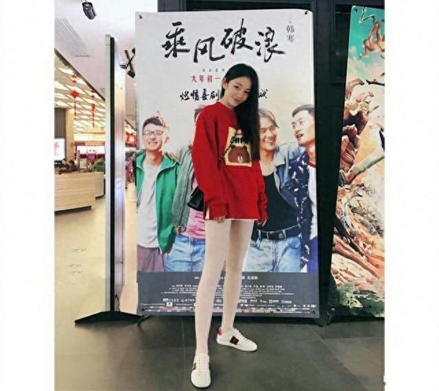 深圳00后校服女生爆红 网友大赞清纯 好想回到那个年纪