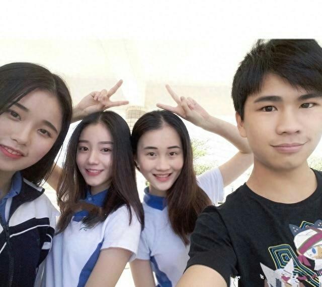 深圳00后校服女生爆红 网友大赞清纯 好想回到那个年纪