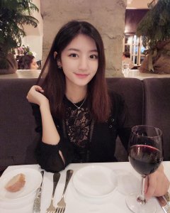 ​王思聪又换新宠，微博与网红七七留言互动，七七长相神似景甜