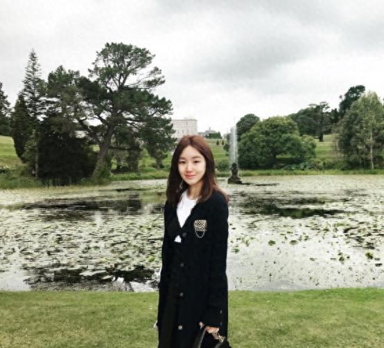 孟非全家近照，妻女更像姐妹，20岁女儿清纯漂亮似杨紫