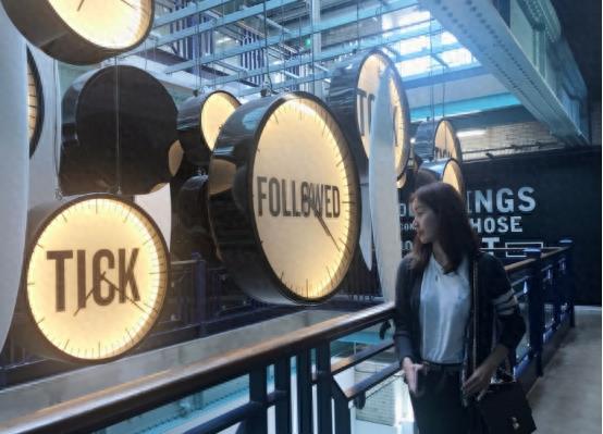 孟非全家近照，妻女更像姐妹，20岁女儿清纯漂亮似杨紫