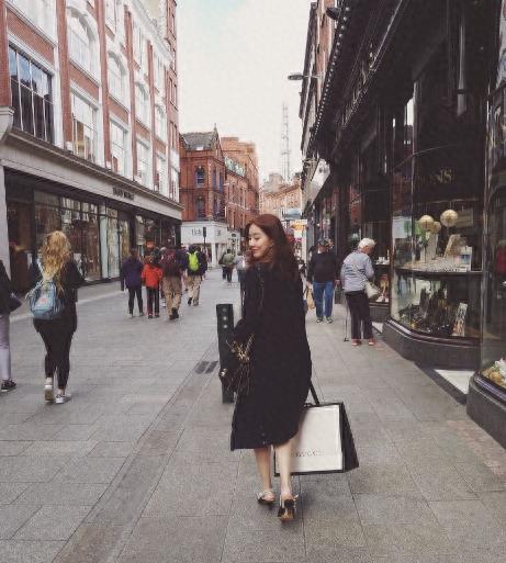 孟非全家近照，妻女更像姐妹，20岁女儿清纯漂亮似杨紫