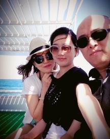 孟非全家近照，妻女更像姐妹，20岁女儿清纯漂亮似杨紫