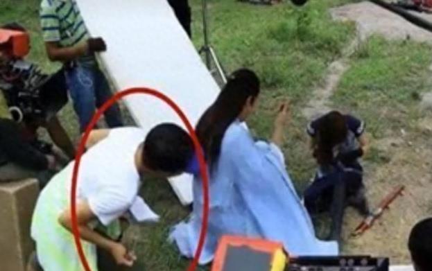 赵丽颖拍戏时内衣滑落，幸亏林更新提醒及时，否则危险了！