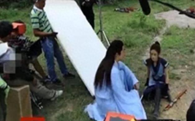 赵丽颖拍戏时内衣滑落，幸亏林更新提醒及时，否则危险了！